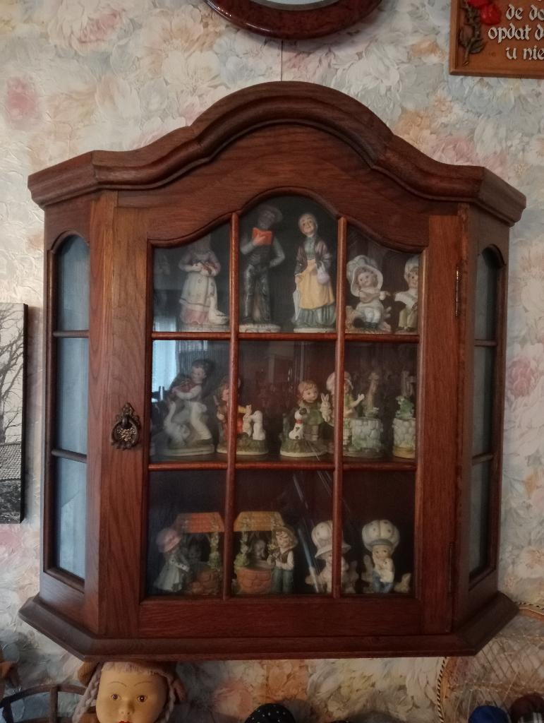Vitrine suspendue avec ou sans figurines en céramique, Antiek, Avec porte(s), Moins de 25 cm, Moins de 100 cm