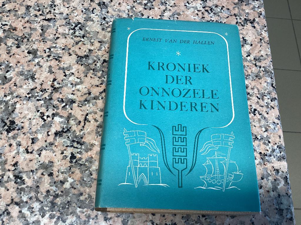 Kroniek der onnozele kinderen. Ernest Van Der Hallen, Ophalen of Verzenden, Gelezen, België