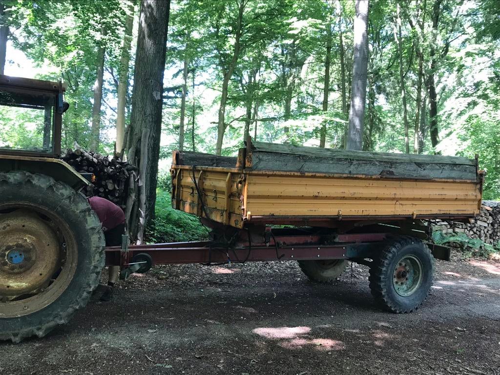 Kipper tractor tri-kiepwagen brandhout, Ophalen