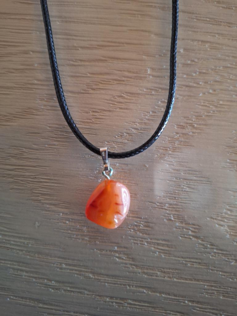 Edelsteen, carneool agaat aan hangertje met ketting, Ophalen of Verzenden, Nieuw