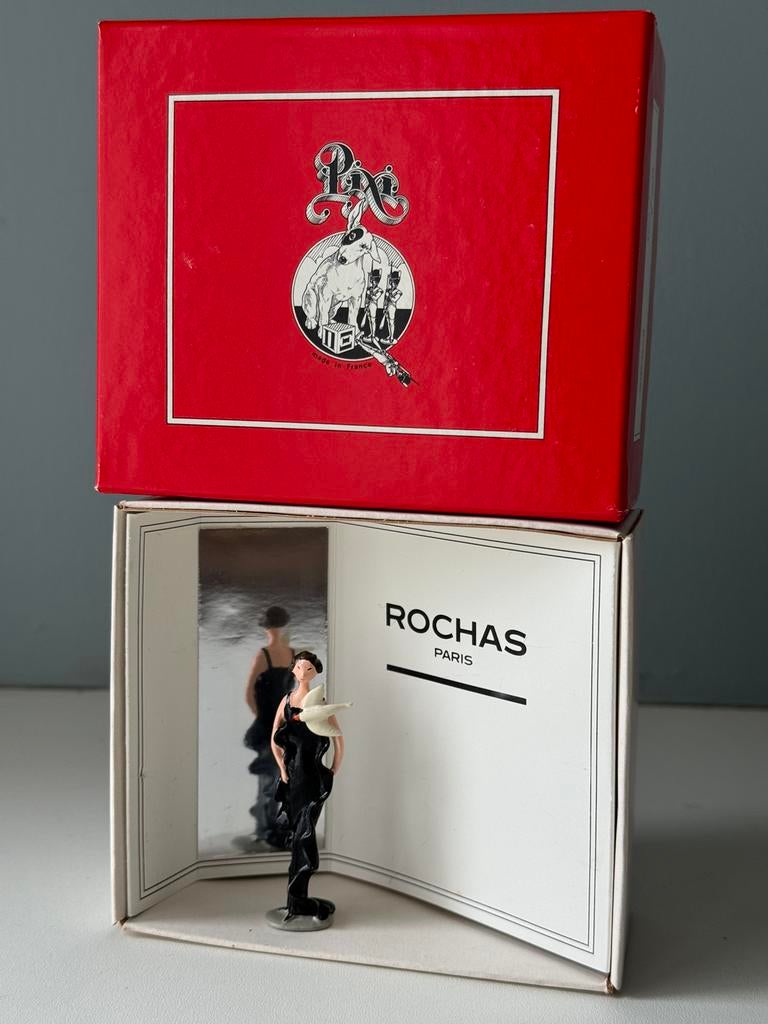 Rochas - Parijs - 1934 - pixi mode - Haute Couture, Verzamelen, Beelden en Beeldjes, Zo goed als nieuw, Ophalen of Verzenden