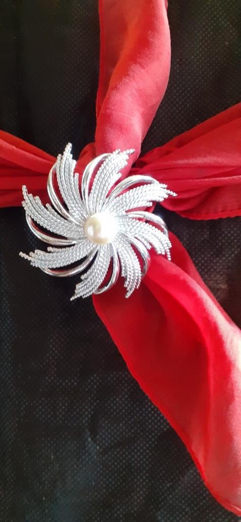 Broche rosace avec imitation perle, Enlèvement ou Envoi