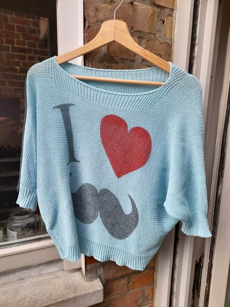 Bleekblauwe 'I love moustache' trui, Maat 38/40 (M), Blauw, Ophalen of Verzenden, Geen merk
