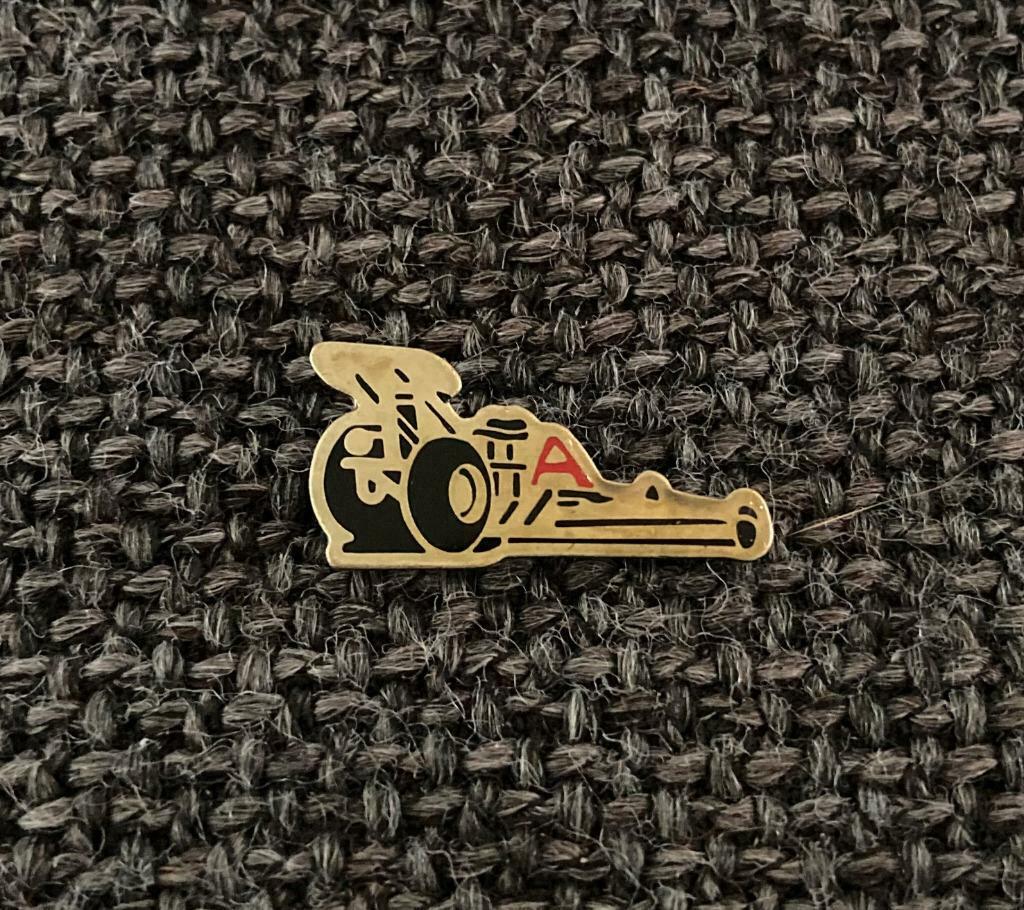 PIN - FORMULE 1 RACING CAR - F1, Verzenden, Gebruikt, Sport, Speldje of Pin