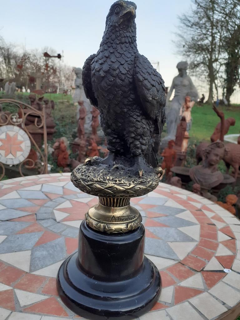 RAPTOR IN BRONS GESIGNEERD OP EEN MARMEREN SOKKEL, Ophalen of Verzenden, Brons