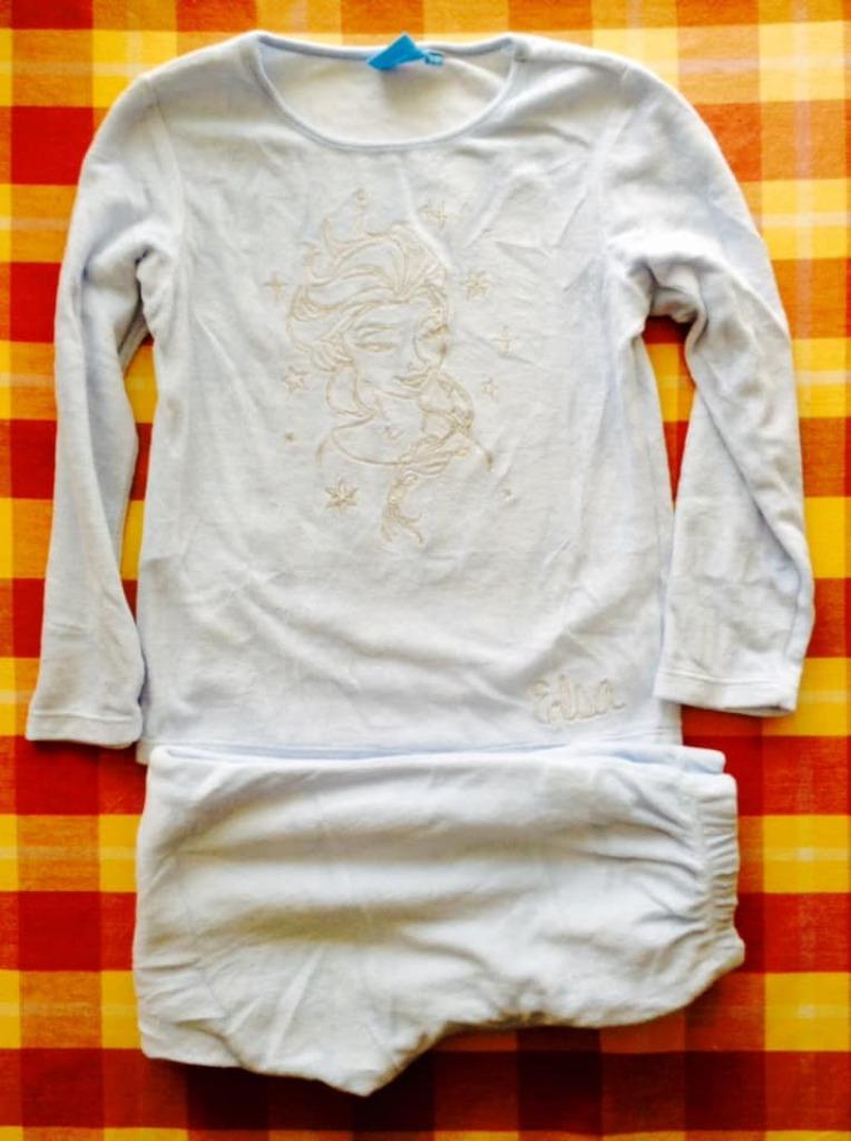 Pyjama en velours Disney fille 5-6 ans, Enlèvement ou Envoi, Vêtements de nuit ou Sous-vêtements, Fille, Neuf