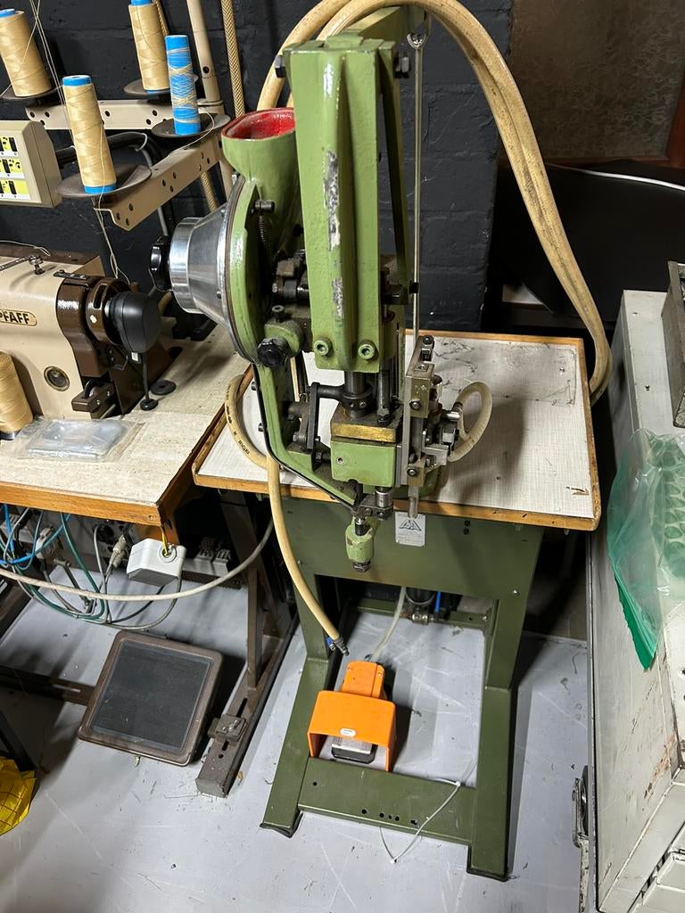 Automatisch hol Nieten machine met lucht voor lederwaren, Ophalen of Verzenden, Zo goed als nieuw