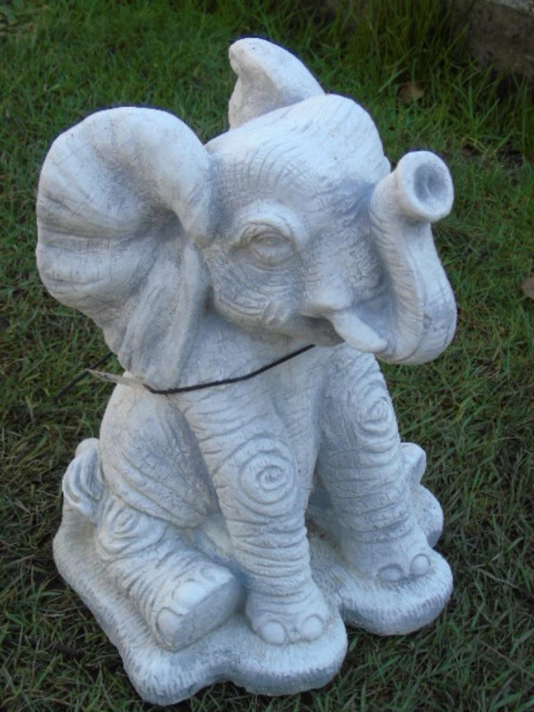 statue un éléphant assis en pierre patinée ., Enlèvement, Neuf, Pierre, Animal