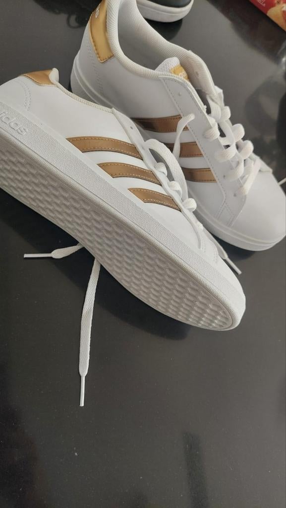 ADIDAS schoenen Wit - goud maat 38 nieuw niet gebruikt, Wit, Nieuw, Ophalen of Verzenden, Adidas