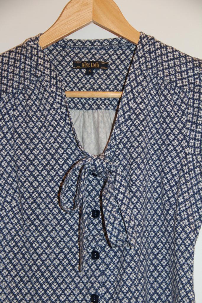 Top bleu & blanc motifs rétro King Louie, Manches courtes, Enlèvement ou Envoi, Taille 36 (S), King Louie