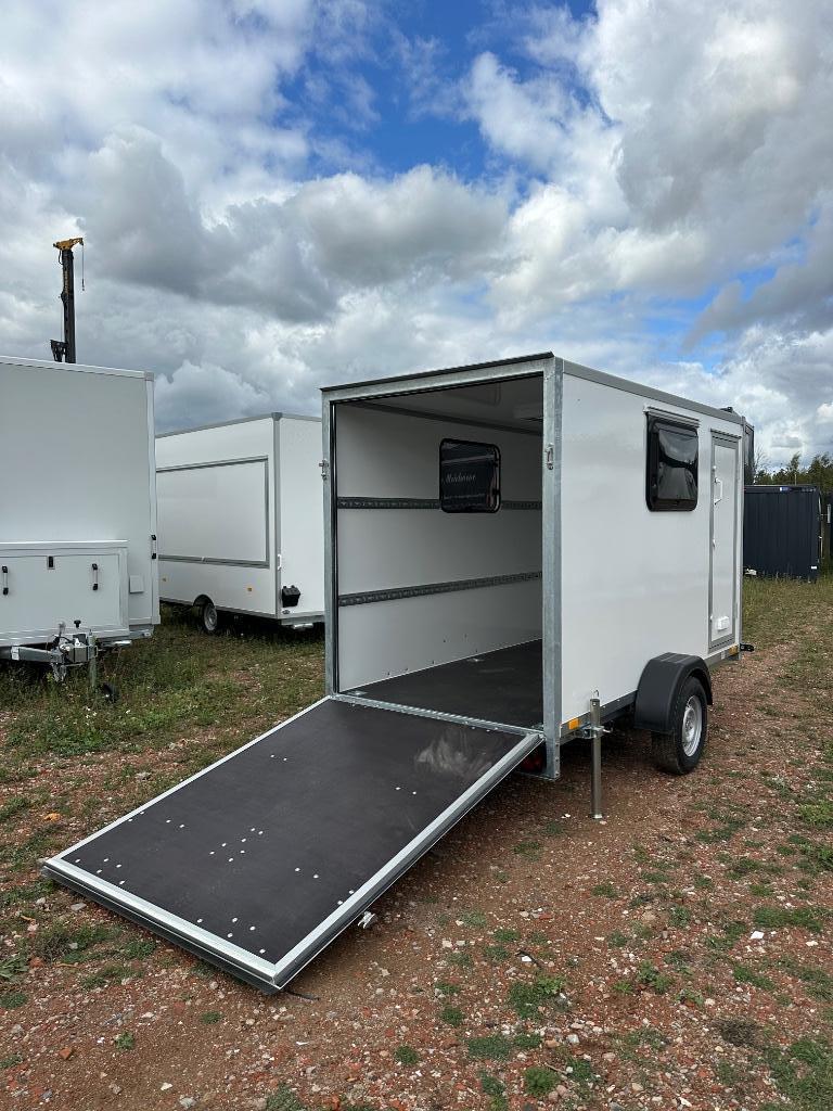 Gesloten aanhangwagen met laadklep / mini camper, Enlèvement, Neuf