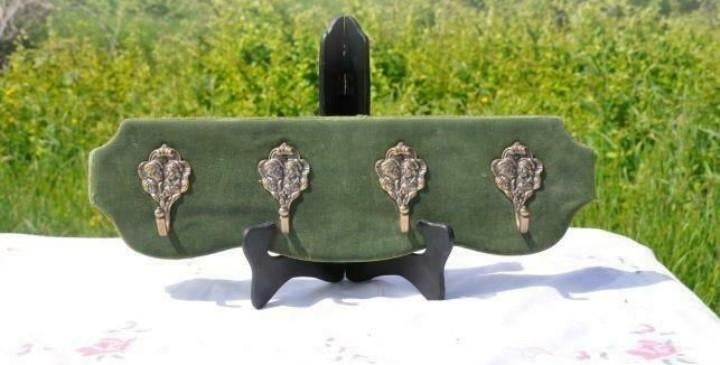 porte manteau velours sur bois crochets laiton, Maison & Meubles, Accessoires pour la Maison | Portemanteaux, Enlèvement ou Envoi
