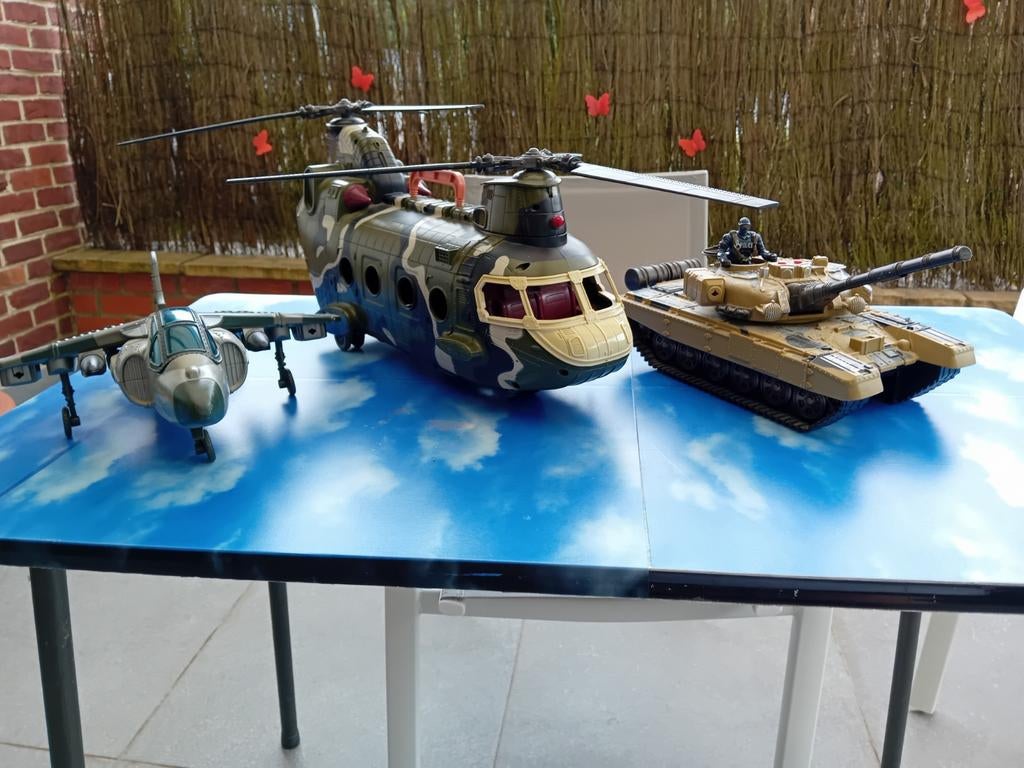 Lot d’un char, avion et hélicoptère de l’armée ., Enlèvement, Utilisé