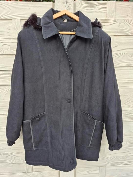 Zwarte winterjas met afneembare kap afgewerkt met faux bont, Ophalen of Verzenden, Zo goed als nieuw, Maat 46/48 (XL) of groter