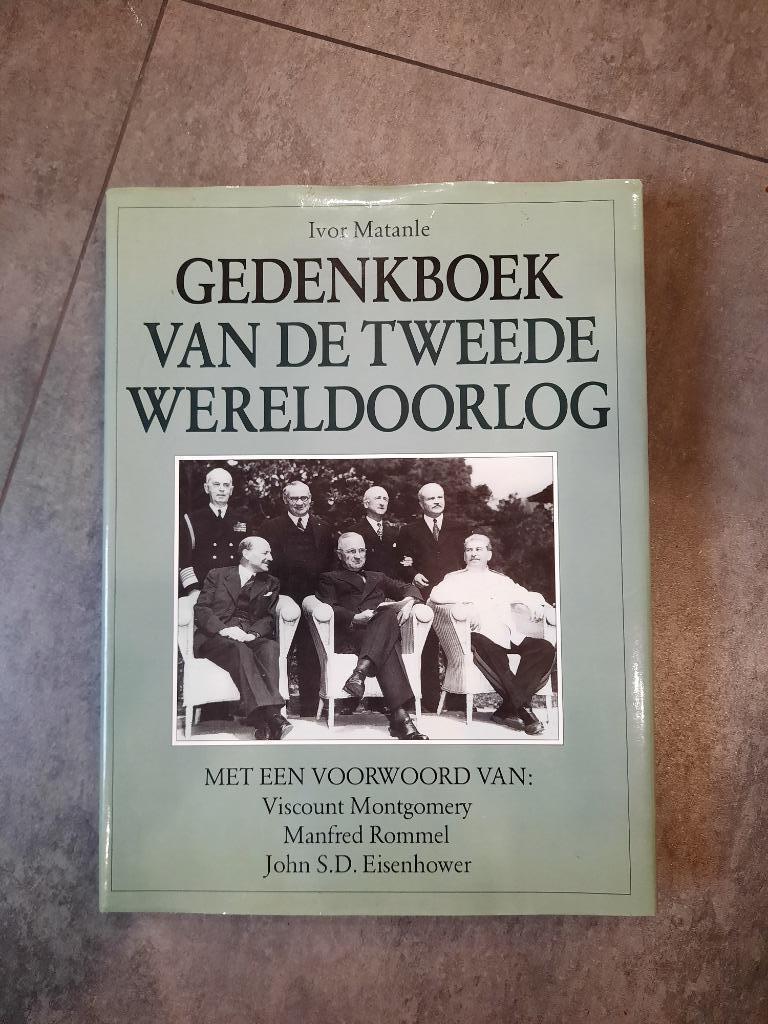 Groot dik "Gedenkboek van de tweede Wereldoorlog" 36x27cm, Ophalen of Verzenden, Tweede Wereldoorlog, Gelezen, Algemeen