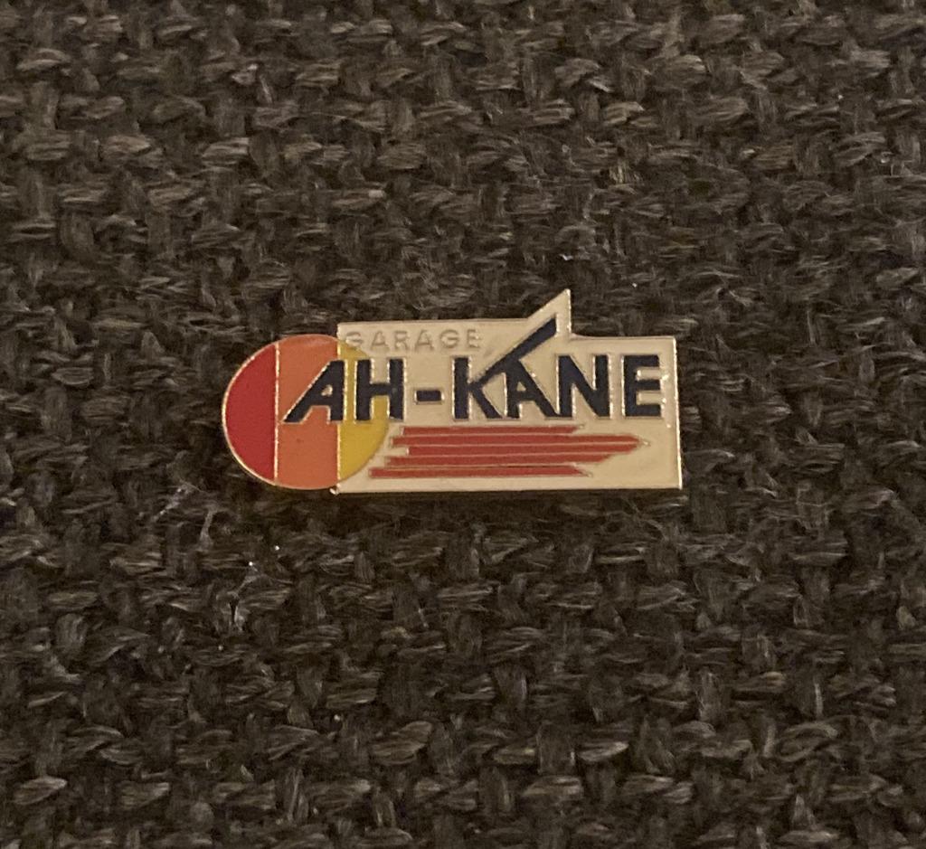 PIN - GARAGE AH-KANE - AUTOMOBILE, Envoi, Utilisé, Autres sujets/thèmes, Insigne ou Pin's