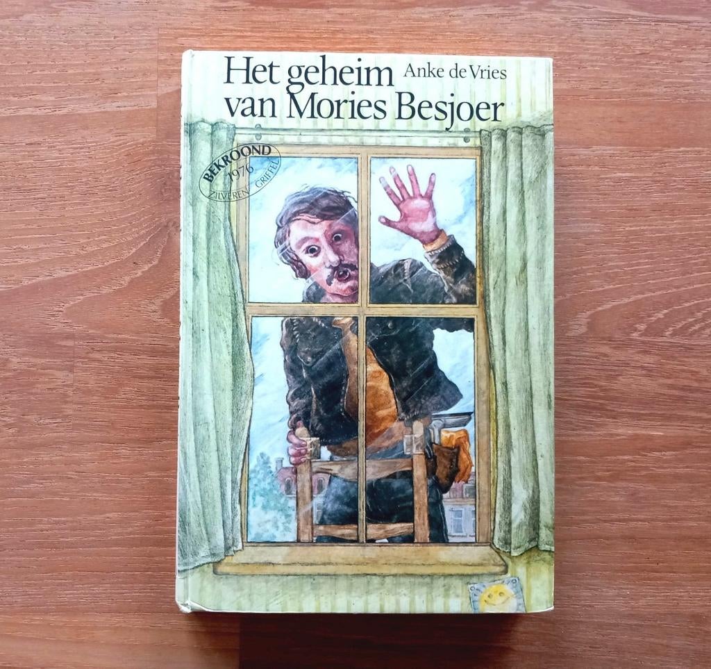 BOEK Het geheim van Mories Besjoer (Anke de Vries), Boeken, Gelezen, Ophalen of Verzenden, Anke de Vries, Fictie
