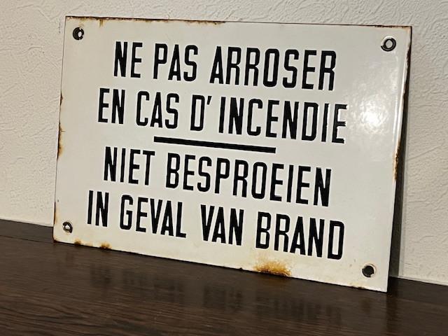 Ancienne plaque émaillée « Ne pas arroser en cas d'incendie», Antiquités & Art, Antiquités | Email, Enlèvement