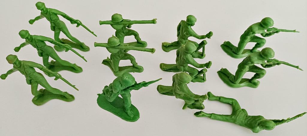 Set de 12 soldats américains verts, plastique, WWII, vintage, Enlèvement ou Envoi, Utilisé, Plus grand que 1:35, Personnage ou Figurines