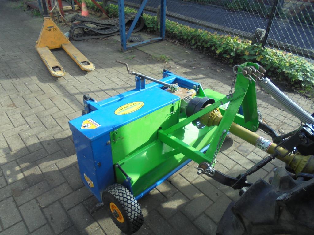 Verschillende toebehoren voor minitractor in okkassie, Ophalen