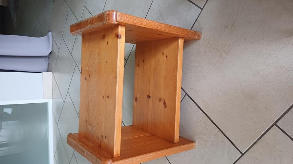 Petite étagère  ou table de nuit en bois massif, Ophalen, Zo goed als nieuw, Tafel