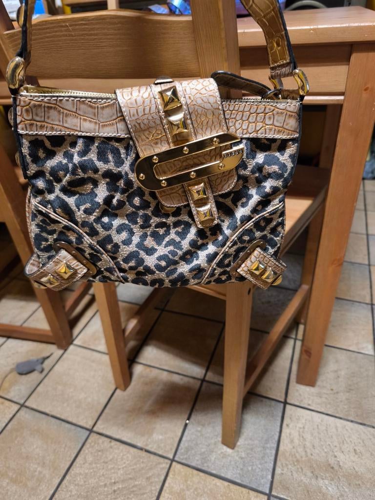 sac Guess, Ophalen