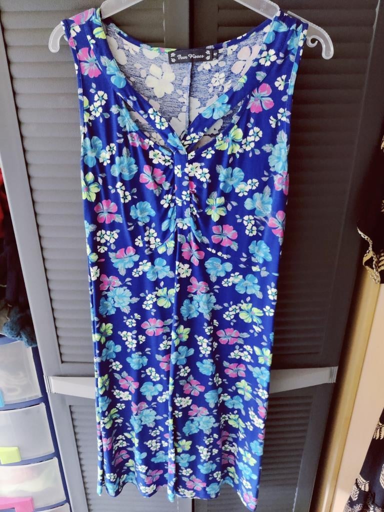 Kleedje Four Roses, Ophalen of Verzenden, Nieuw, Maat 42/44 (L)