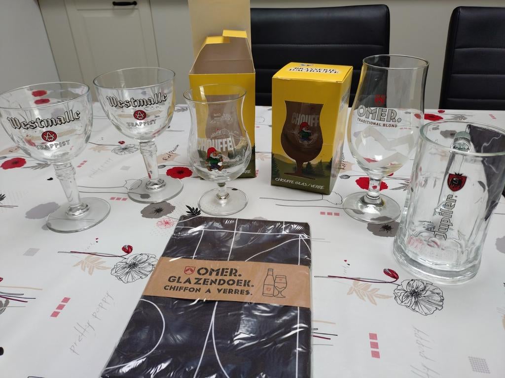 2 Westmalle 2 la Chouffe 1 Jupiler glas, Ophalen of Verzenden, Zo goed als nieuw