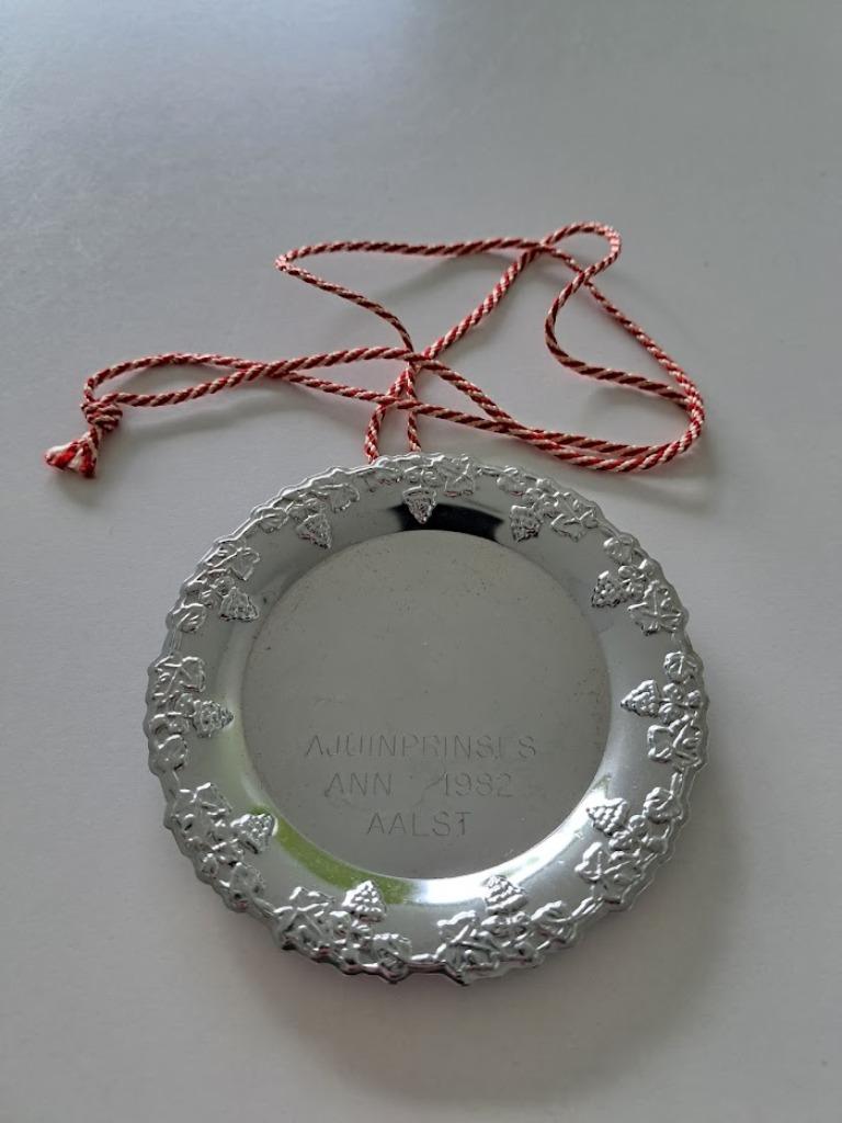 Vintage Bordje  - Carnaval Aalst - Ajuinprinses Ann 1982, Ophalen of Verzenden, Gebruikt, Stad of Land, Button