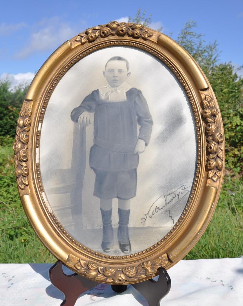 cadre ovale bois et stuc doré garçon costume époque, Ophalen of Verzenden