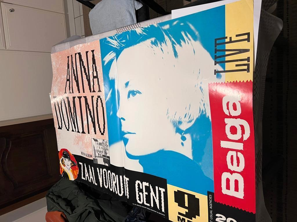 Affiche ancienne Anna Domino, nouvel album prévu le 9 mai., Enlèvement ou Envoi, Rectangulaire horizontal, Musique, Utilisé