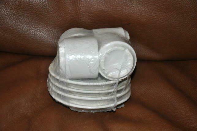 4 tasses avec sous tasse blanche neuve, Maison & Meubles, Cuisine | Vaisselle, Utilisé, Tasse(s) et/ou soucoupe(s), Enlèvement ou Envoi