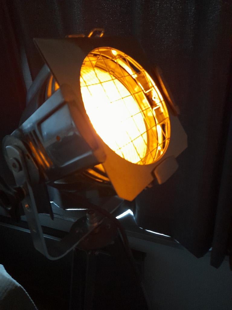 Oude Theaterspot op metalen driepoot., Ophalen of Verzenden, Zo goed als nieuw, Vintage , industrieel., Glas