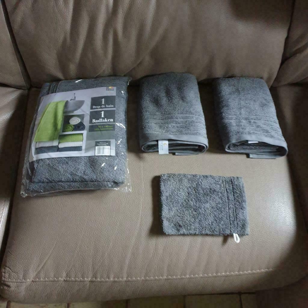 serviette de bain et de toilette neuves grises, Enlèvement ou Envoi, Neuf, Serviette