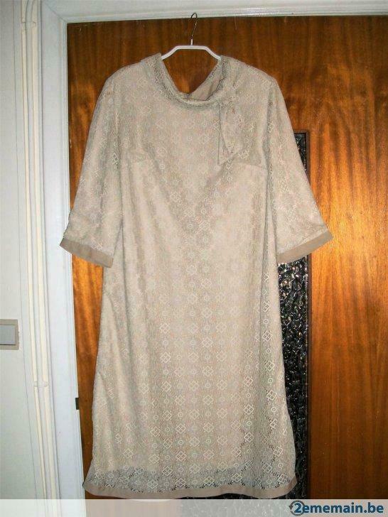 jolie robe en dentelle taille 42-44, Enlèvement ou Envoi, Comme neuf, Beige