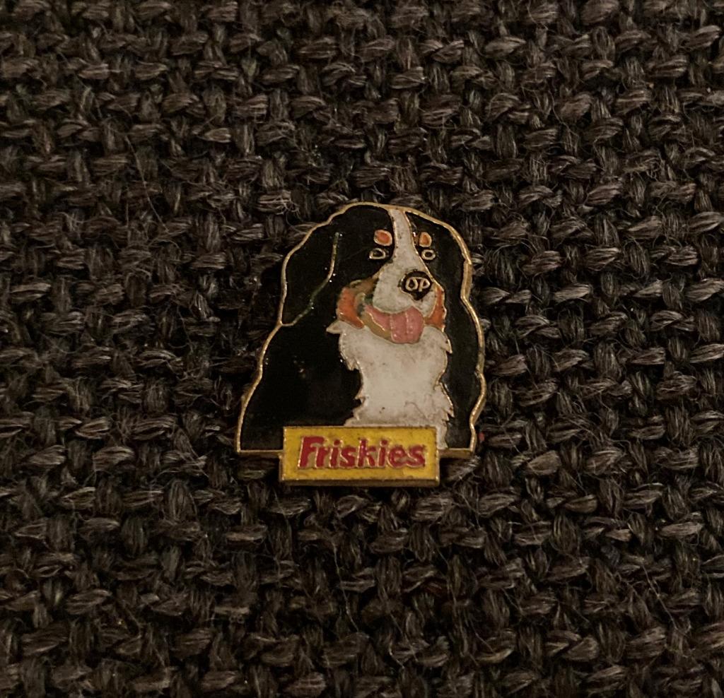 PIN - FRISKIES - HOND - CHIEN - DOG - SINT-BERNARD, Verzamelen, Verzenden, Gebruikt, Dier of Natuur, Speldje of Pin