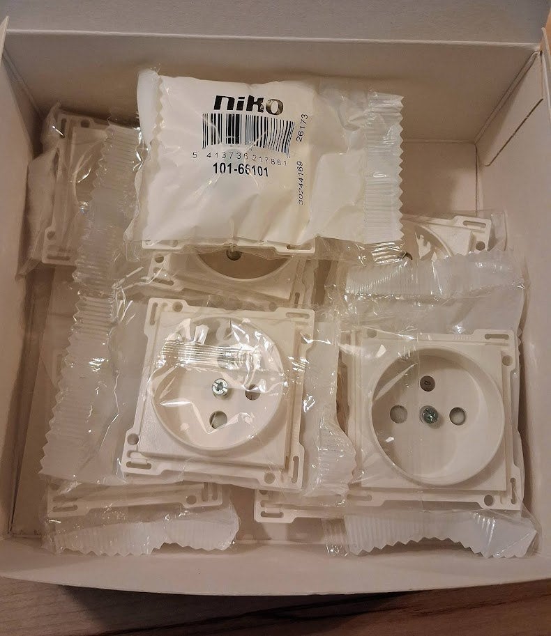 Niko afdekplaat stopcontact wit 8x, Doe-het-zelf en Bouw, Ophalen of Verzenden, Nieuw, Stopcontact