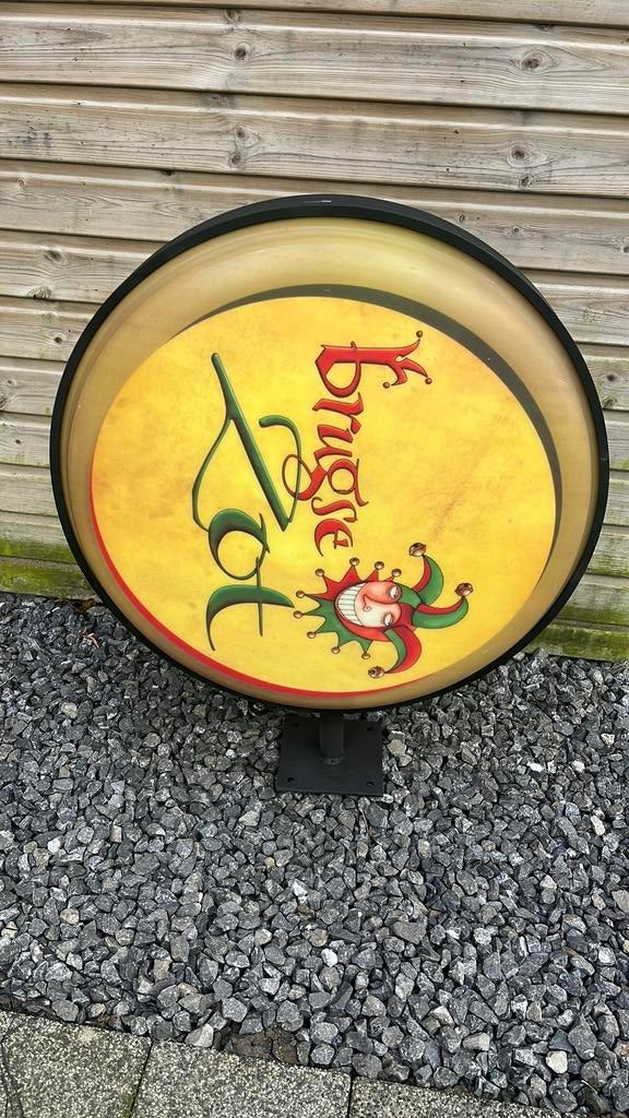 Lichtreclame Brugse Zot werkend, Enlèvement, Utilisé
