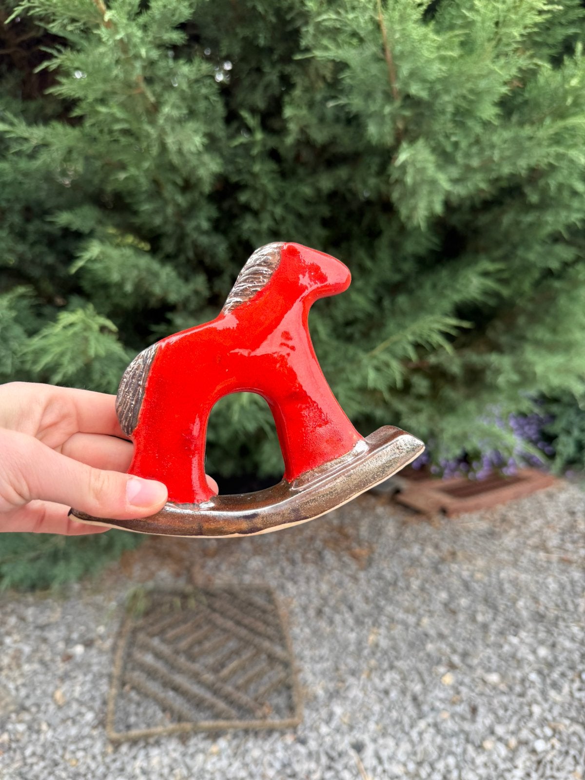 Cheval à bascule décoratif rouge, Envoi, Comme neuf, Autres matériaux, Animal