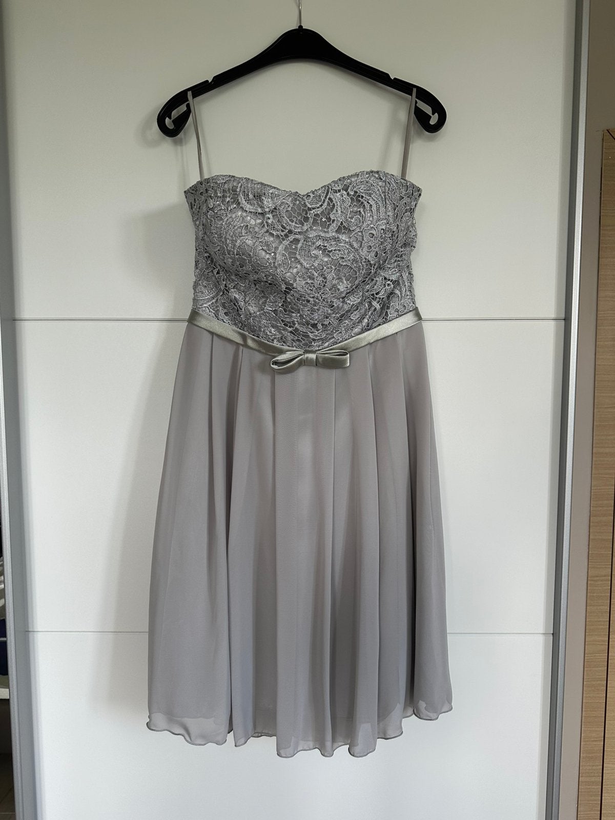 Zilvergrijze feestjurk met kant en corsetrug maat M, Kleding | Dames, Gelegenheidskleding, Gedragen, Cocktailjurk, Maat 38/40 (M)
