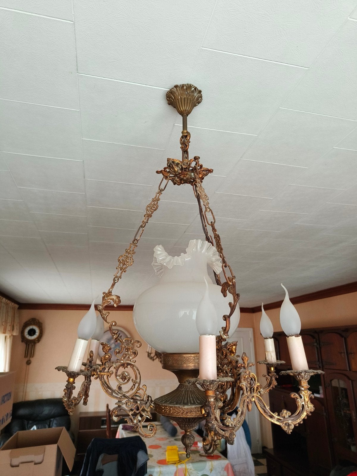 lustre doré avec abat-jour en verre laiteux, Maison & Meubles, Enlèvement, Utilisé, E14 (petit), Métal
