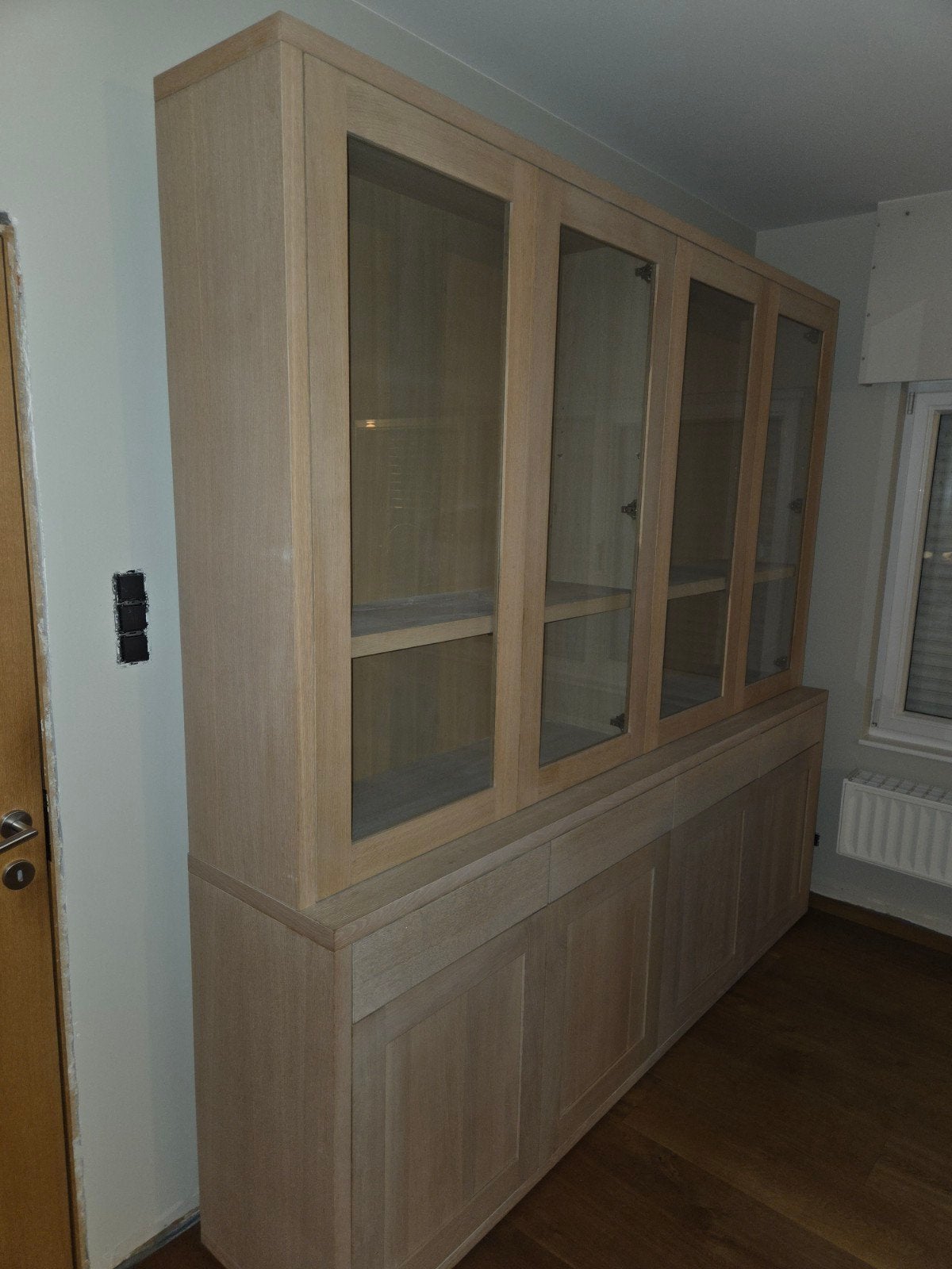 Dressoir met bar / vitrine kast. In fineer lichte eik., Huis en Inrichting, Ophalen