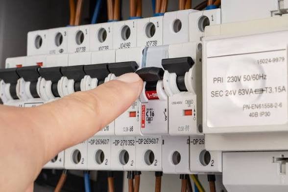 Court-circuit ou mise hors tension ? Nous venons directement
