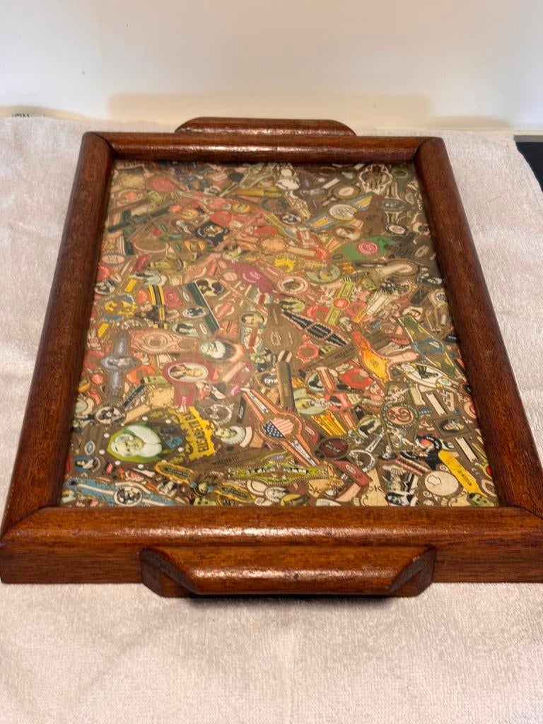 Houten handgemaakt dienblad met collectie sigarenbandjes, Enlèvement, Utilisé