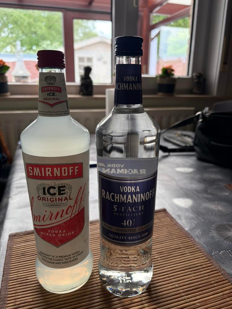 Te koop 2 flessen vodka, Verzamelen, Ophalen, Zo goed als nieuw