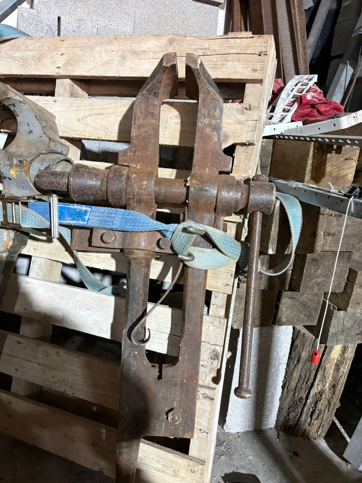 2 anciens étaux de forge à pied, Ophalen