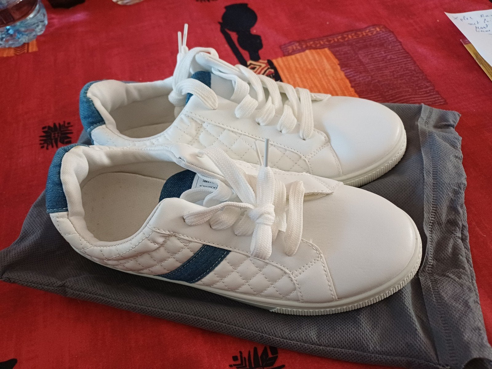 Nouvelles baskets blanches avec détails en jean (Damart), Vêtements | Femmes, Enlèvement ou Envoi, Gris, Sneakers et Baskets