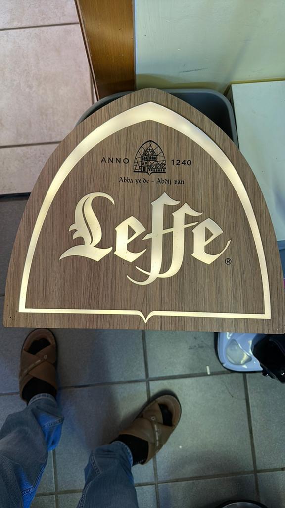 Lichtreclame leffe, Ophalen, Zo goed als nieuw, Leffe
