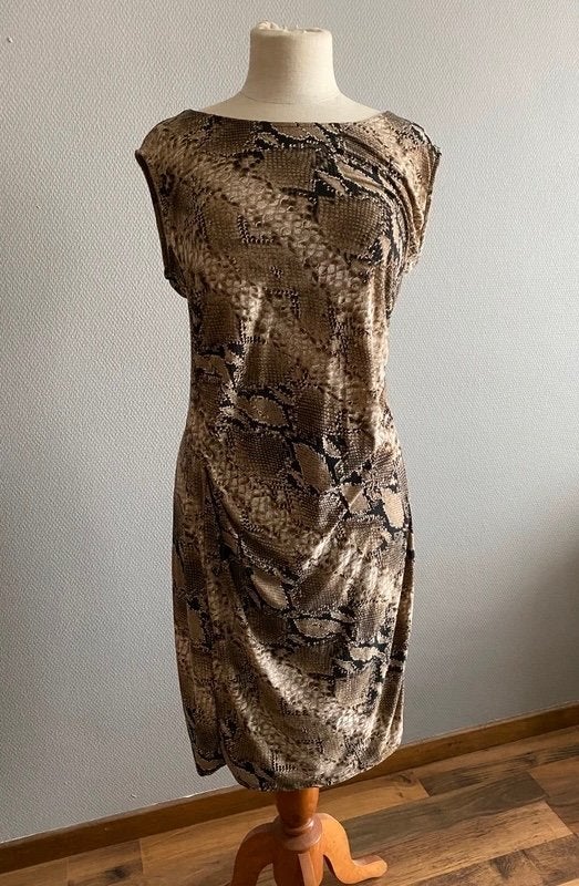 Jurk met slangenprint Julie Mode maat S/M - NIEUW, Vêtements | Femmes, Neuf, Taille 38/40 (M), Julie Mode, Longueur genou