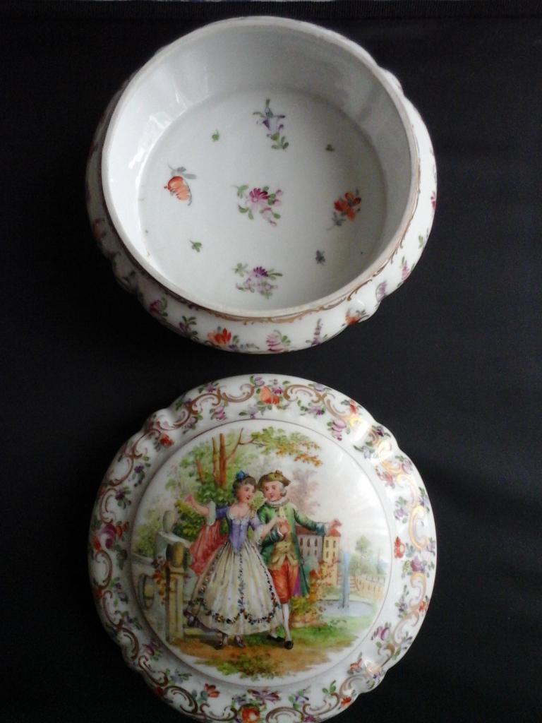 Large boite en porcelaine Dresden 1880s (15/9cm), Antiquités & Art, Enlèvement ou Envoi